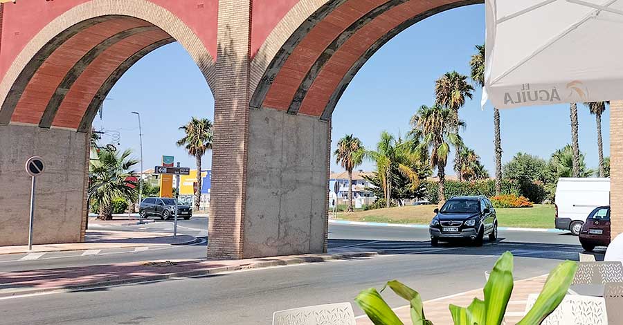 Car backing up onto a roundabout in Los Narejos.