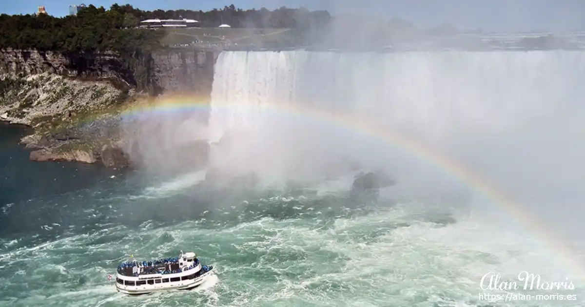 Maid of the Mist approaching Horseshoe Falls.