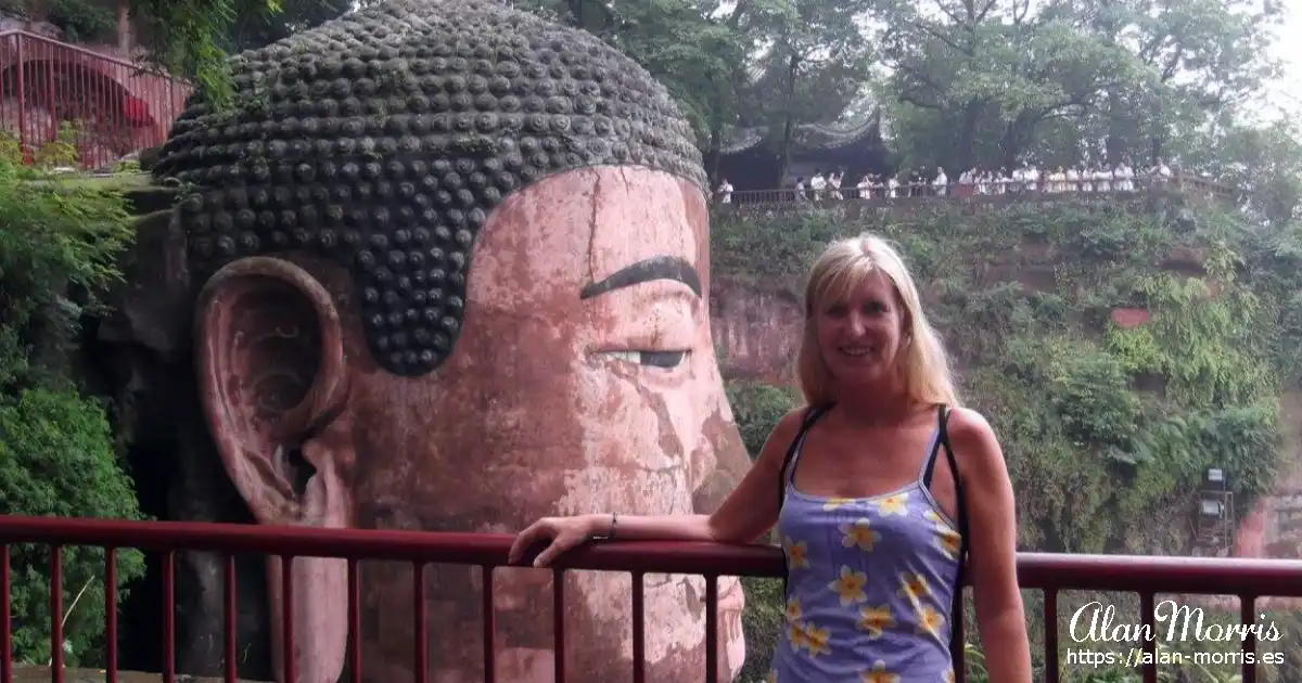 Melanie Lunn by the Leshan Giant Buddha.