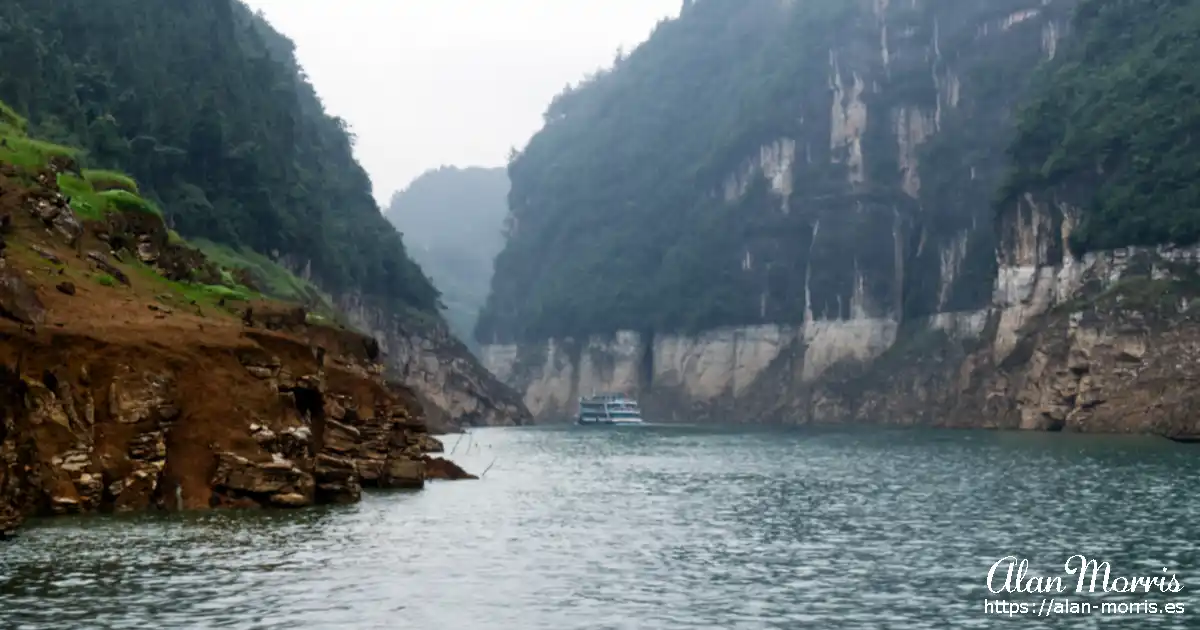 Cruise ship on the Shennong Stream.