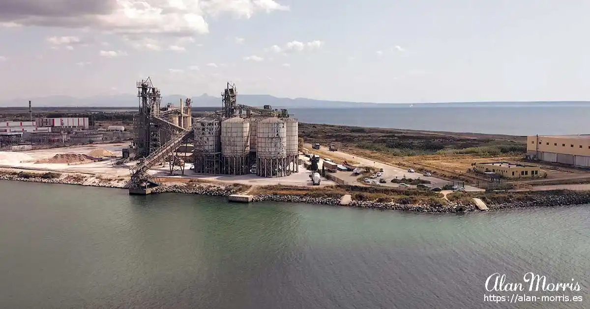 Power plant in Oristan next to the dock.