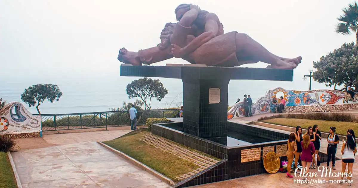 The Kiss sculpture at Miraflores.