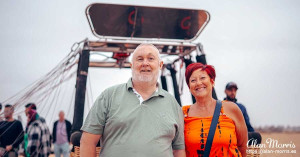 Alan Morris and Lisa Biles, next to the basket of the hot air balloon they flew in. Alan Morris and Lisa Biles, next to the basket of the hot air balloon they flew in.