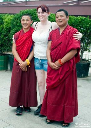 Sarah Anderson & two monks outside the Forbidden City.