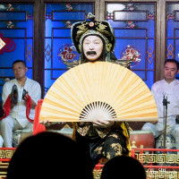 Comedy version of the face changer at the Sichuan Opera & Folk Art show. Comedy version of the face changer at the Sichuan Opera & Folk Art show.