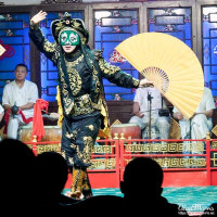 Face changer at the Sichuan Opera & Folk Art show. Face changer at the Sichuan Opera & Folk Art show.