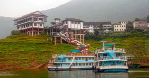 Louping Village on the Shennong Stream. Louping Village on the Shennong Stream.