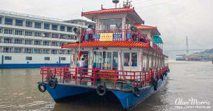 The small boat I went up the Shennong Stream leaves the Yangtze River dock. The small boat I went up the Shennong Stream leaves the Yangtze River dock.