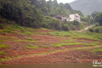 Building in the countryside along the side of the Shennong Stream.
