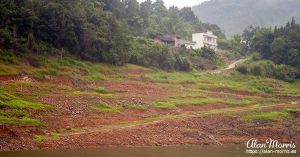 Building in the countryside along the side of the Shennong Stream.