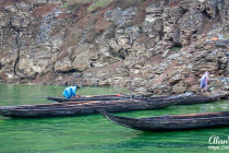 Small boats moored on the side of the Shennong stream.