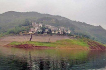 Village on the banks of the Shennong Stream.