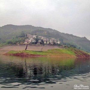 Village on the banks of the Shennong Stream.