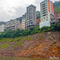 Empty buildings on the Shennong stream. Empty buildings on the Shennong stream.
