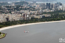 Aeroplane coming into land at Santos Dumont Airport.