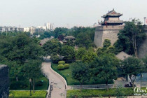 Park & gardens at the base of the wall that stretches around Xi´an.