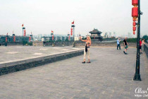 The top of the wall that surrounds Xi´an.