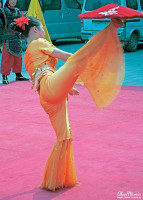 Acrobat performing a balance routine at Xián City Walls. Acrobat performing a balance routine at Xián City Walls.
