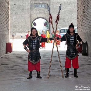 Gates to Xi´an are opened but still guarded.