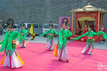 Dancers in traditional dress performing in Xi´an.
