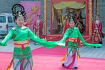 Dancers in traditional dress perform for us at the Xi´an.
