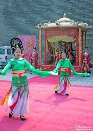 Dancers in traditional dress perform for us at the Xi´an.