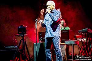 Tom Jones singing on stage at the Bullring in Murcia.